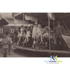br12 - Lob.Kermis 1930, drie kinderen Bruns met moeder en tante en kermisexploitant Sluiter